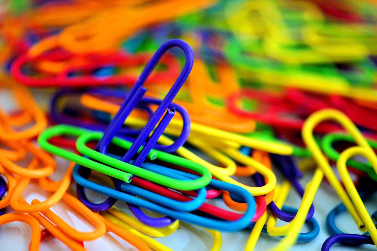 Notas adhesivas y clips de oficina.jpg